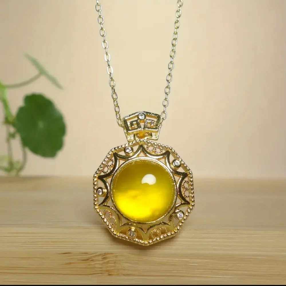Elegant Yellow  Fashion Round Pendant Necklace.